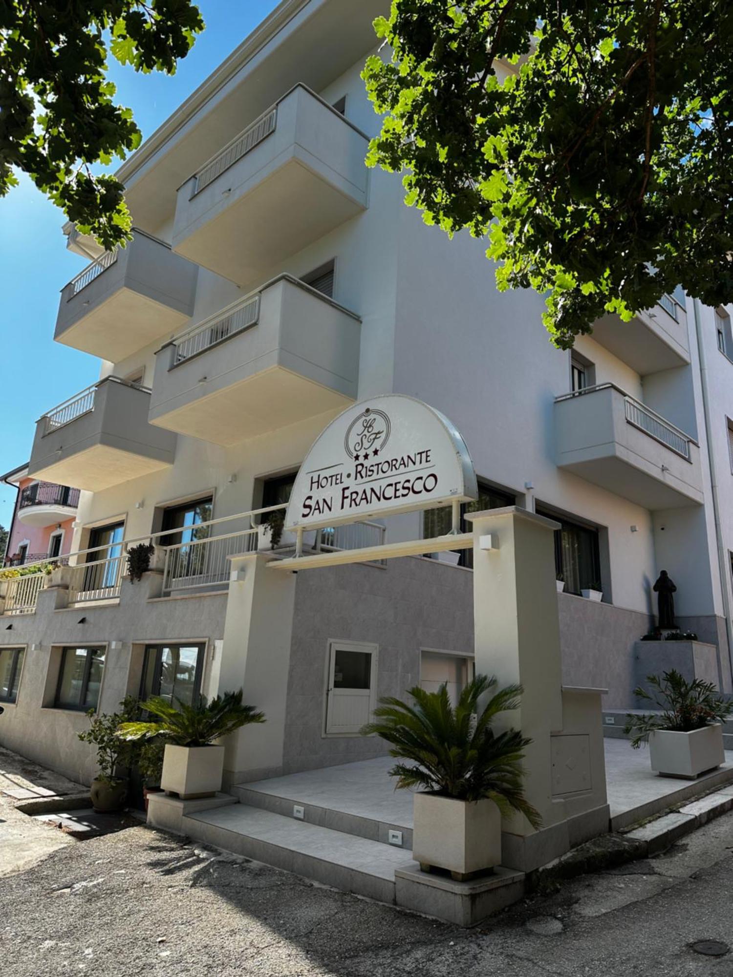 Hotel San Francesco ซานโจวานนี โรตอนโด ภายนอก รูปภาพ
